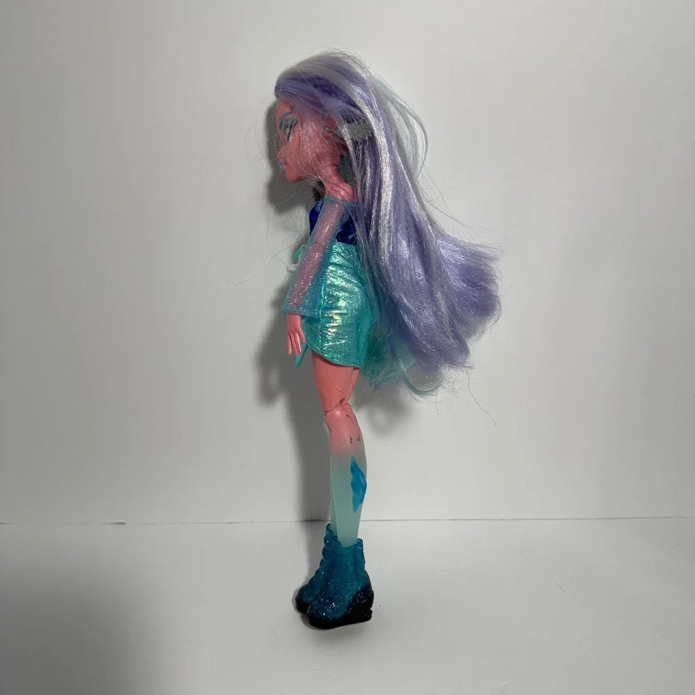 Monster High Lagoona Blue Skulltimate Secrets Fearidescent w Coffin Case